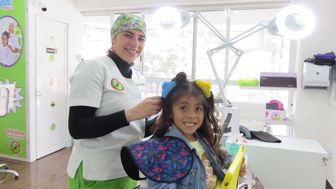 Niño feliz recibiendo tratamiento contra piojos
